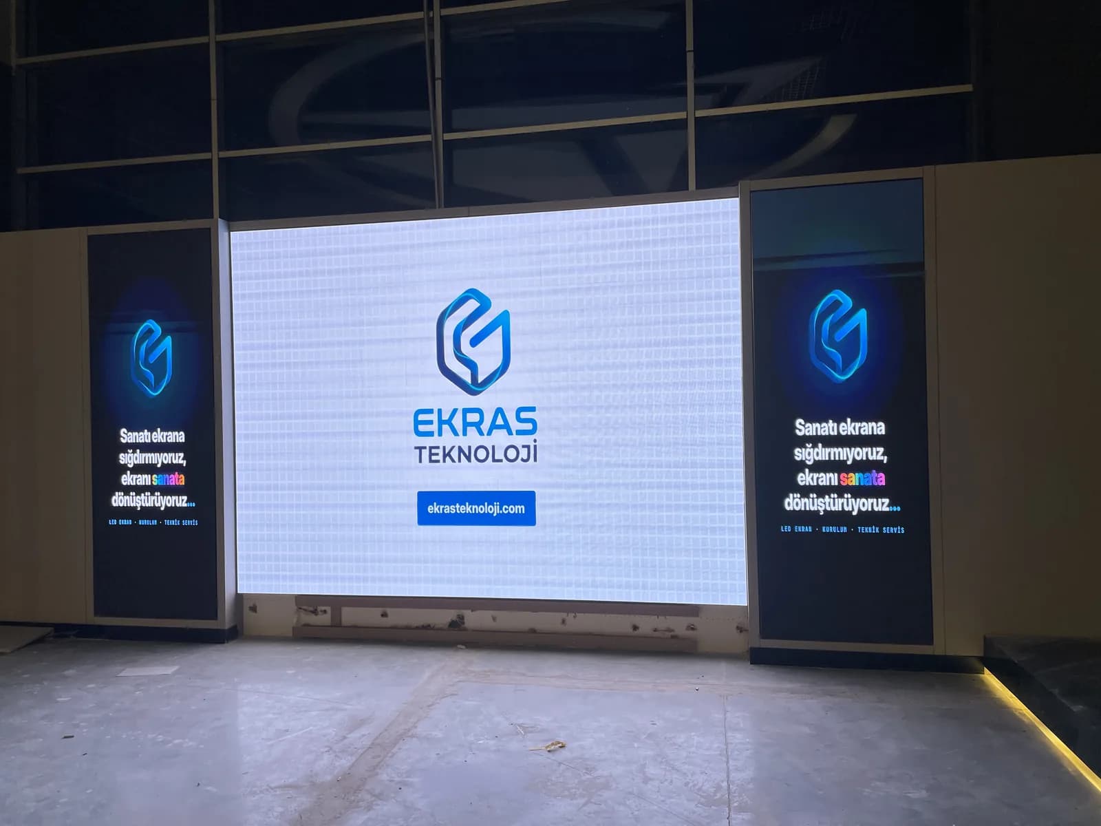 İpek Savunma showroom alanındaki P1.86 iç mekan LED ekran uygulaması
